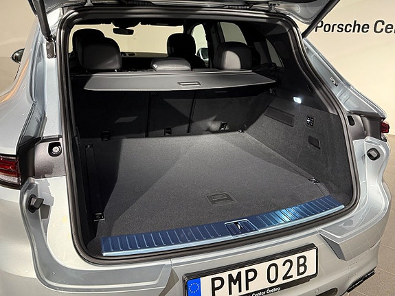 Porsche Cayenne 9 of 16