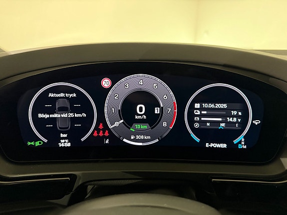 Porsche Cayenne 13 of 16
