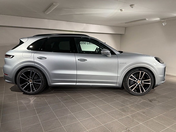 Porsche Cayenne 3 of 5