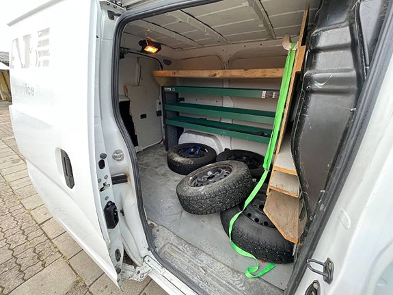 Nissan NV200 10 of 20
