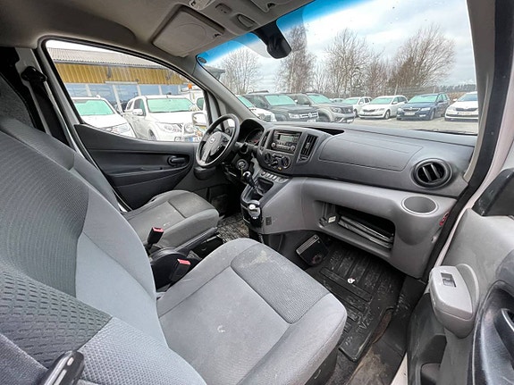 Nissan NV200 9 of 20