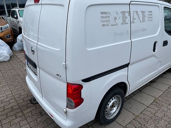 Nissan NV200 4 of 5