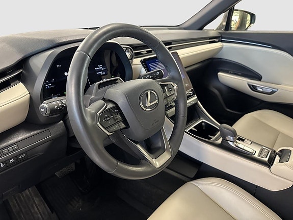 Lexus LBX 8 of 13