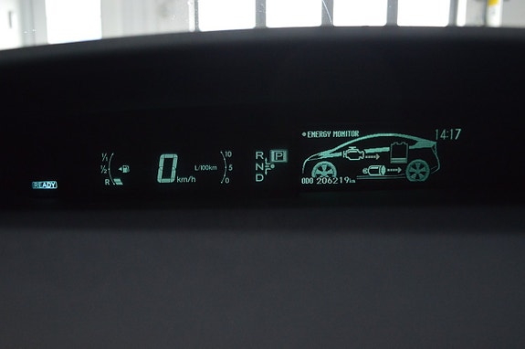Toyota Prius 12 of 27