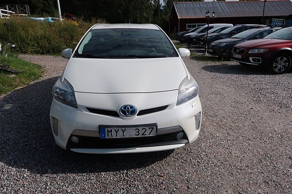Toyota Prius Plug-in Hybrid 3 of 6