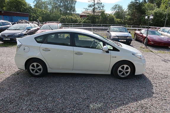 Toyota Prius Plug-in Hybrid 2 of 6