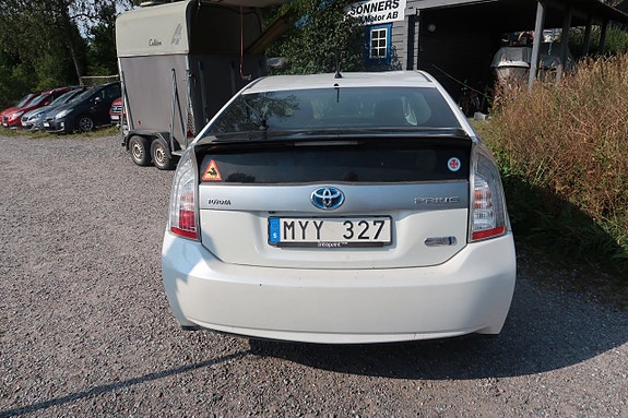 Toyota Prius Plug-in Hybrid 4 of 6