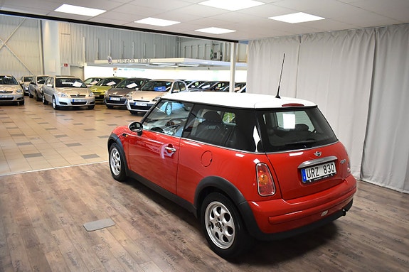 MINI Cooper 4 of 5