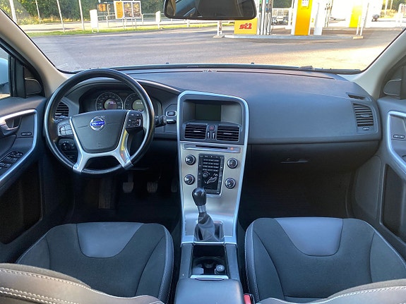Volvo XC60 11 of 15