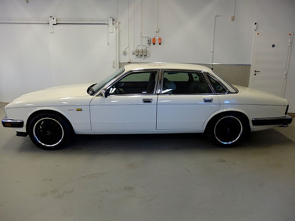 Jaguar XJ 3 of 30