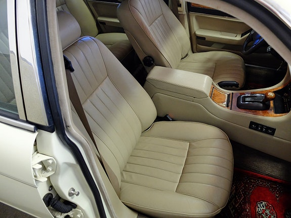 Jaguar XJ 28 of 30