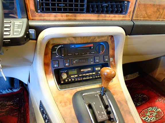 Jaguar XJ 21 of 30