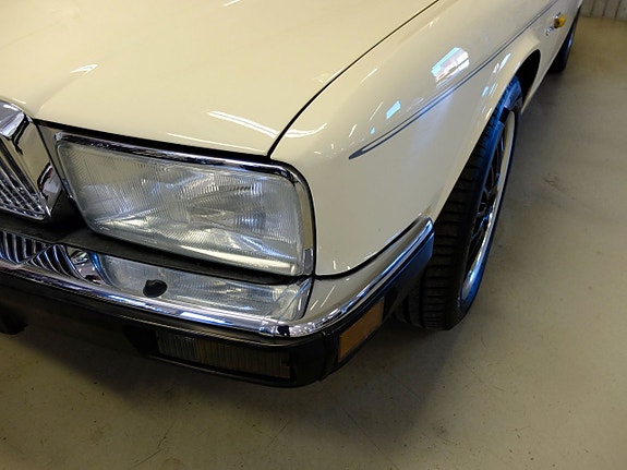 Jaguar XJ 9 of 30