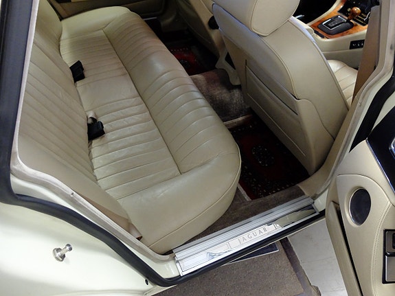 Jaguar XJ 29 of 30