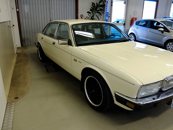 Jaguar XJ 7 of 30