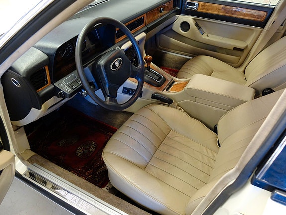 Jaguar XJ 18 of 30