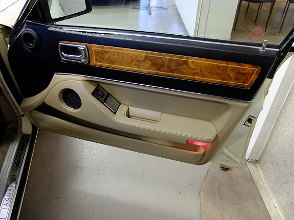 Jaguar XJ 30 of 30