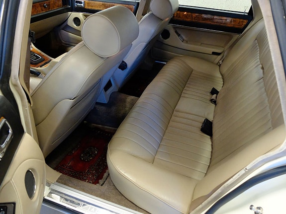 Jaguar XJ 24 of 30