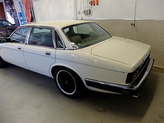 Jaguar XJ 4 of 30