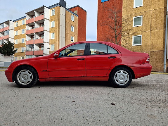 Mercedes-Benz C200 2 of 5