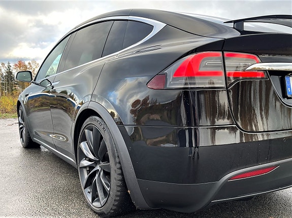 Tesla Model X 15 of 30