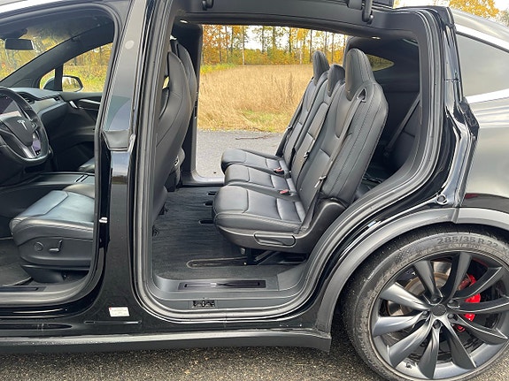 Tesla Model X 3 of 5