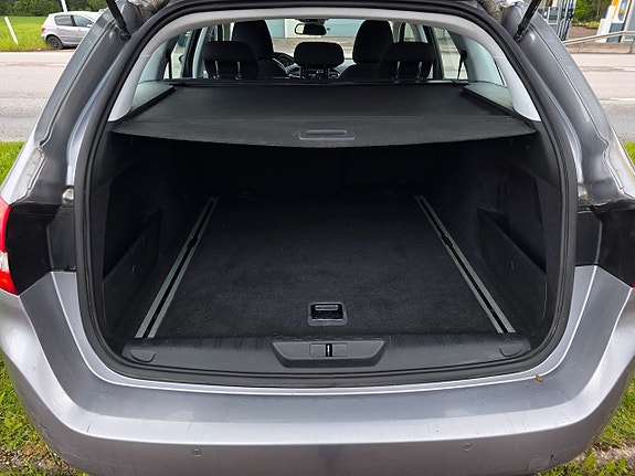 Peugeot 308 SW 13 of 15