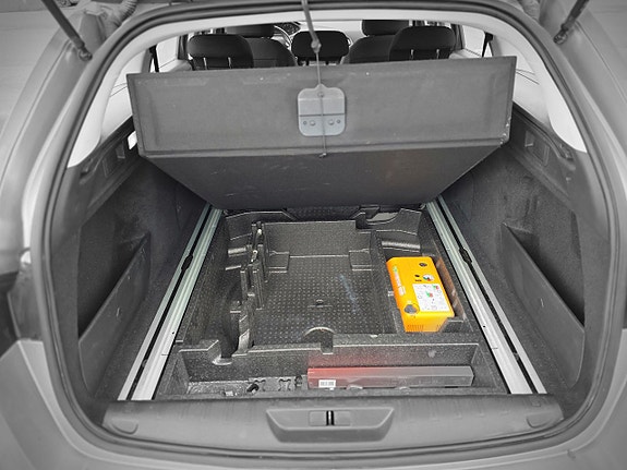 Peugeot 308 SW 14 of 15