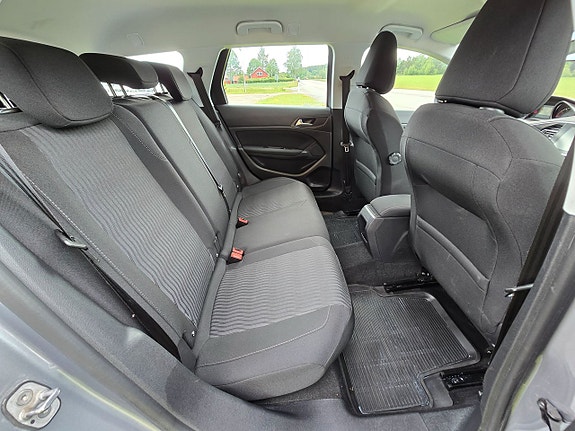 Peugeot 308 SW 11 of 15