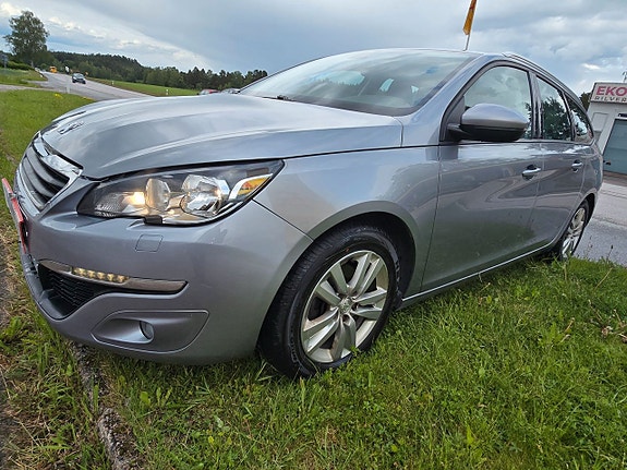 Peugeot 308 SW 2 of 5