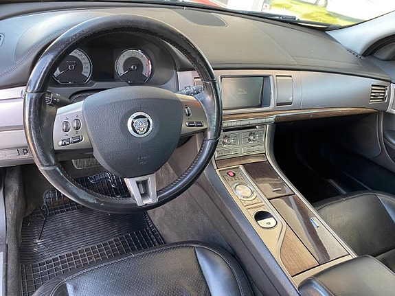 Jaguar XF 16 of 19