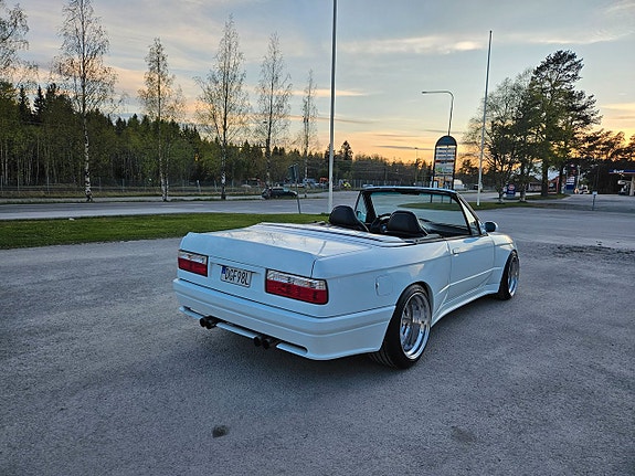 BMW 325i 4 of 5