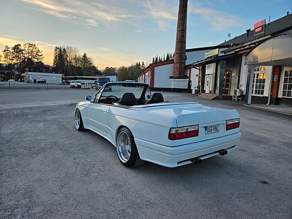 BMW 325i 3 of 5