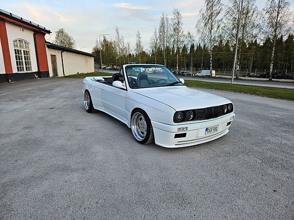 BMW 325i 2 of 5