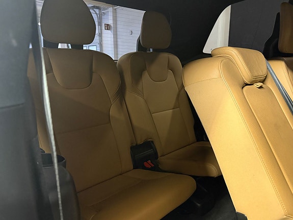 Volvo XC90 11 of 19