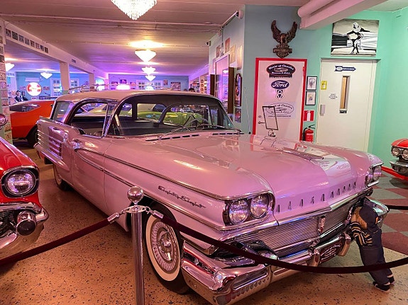 Oldsmobile 88 2 of 10