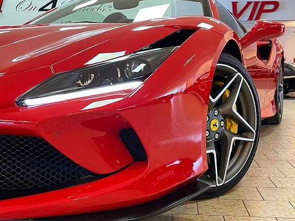 Ferrari F8 Spider 24 of 27