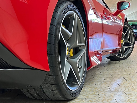 Ferrari F8 Spider 25 of 27