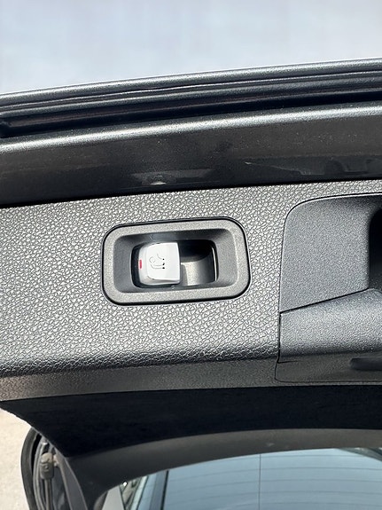 Mercedes-Benz E300 8 of 8