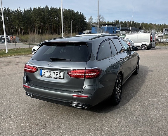 Mercedes-Benz E300 5 of 8