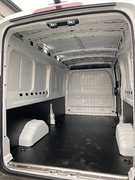 Maxus Deliver 9 3 of 6