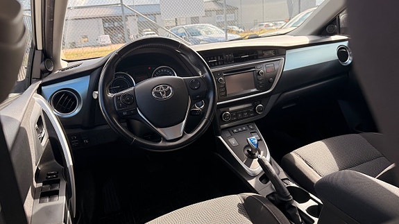 Toyota Auris 8 of 30