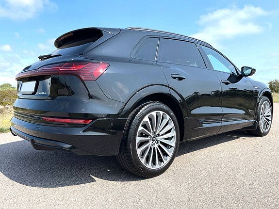 Audi e-tron 5 of 10