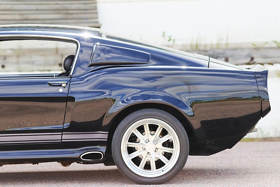 Ford Mustang 4 of 5