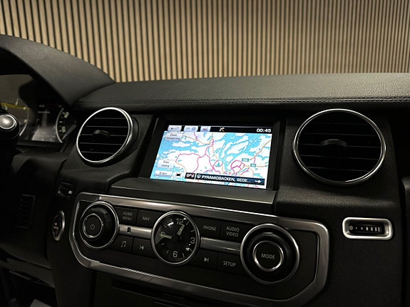 Land Rover Discovery 4 21 of 28
