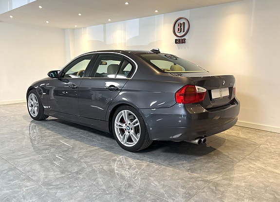 BMW 330i 3 of 5