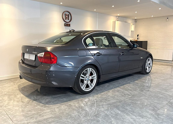 BMW 330i 4 of 5
