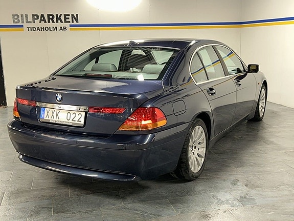 BMW 735i 3 of 5