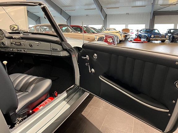 Mercedes-Benz 190 SL 11 of 16