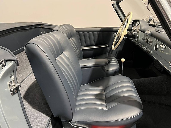 Mercedes-Benz 190 SL 12 of 16
